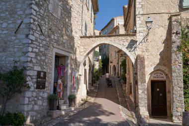 Saint-Paul de Vence, Fransa - 11 Ağustos 2023 - St. Paul de Vence 'in ortaçağ tepe köyündeki dar yollarda mağazalar ve sanat galerileri yer almaktadır.                                