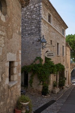 Saint-Paul de Vence, Fransa - 11 Ağustos 2023 - St. Paul de Vence 'in ortaçağ tepe köyündeki dar yollarda mağazalar ve sanat galerileri yer almaktadır.                                