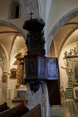 Saint-Paul de Vence, Fransa - 11 Ağustos 2023 - Kilisenin İçi - Dönüşüm Koleji Kilisesi                               