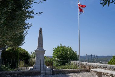 Saint-Paul de Vence, Fransa - 11 Ağustos 2023 - I. Dünya Savaşı 'nda hayatını kaybeden kahramanların anıtı.                                     