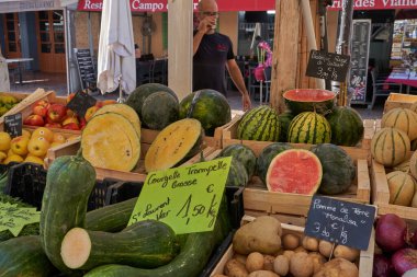 Güzel, Fransa - 12 Ağustos 2023 - Nice 'teki Cours Saleya' daki pazar tezgahları, şehrin en hareketli yerlerinden biri.                                
