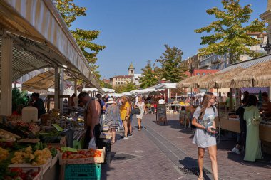 Güzel, Fransa - 12 Ağustos 2023 - Nice 'teki Cours Saleya' daki pazar tezgahları, şehrin en hareketli yerlerinden biri.                                