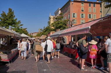 Güzel, Fransa - 12 Ağustos 2023 - Nice 'teki Cours Saleya' daki pazar tezgahları, şehrin en hareketli yerlerinden biri.                               