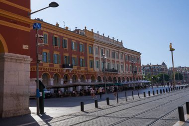 Güzel, Fransa - 12 Ağustos 2023 - Güneşli bir yaz gününde Massena Meydanı                               