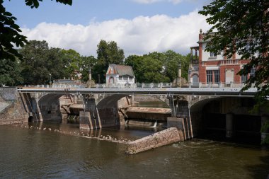 Hradec Kralove, Çek Cumhuriyeti - 22 Temmuz 2023 - Yazın ortasında bir hidroelektrik santralinin tarihi binası                                