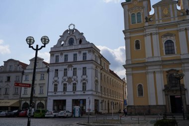 Hradec Kralove, Çek Cumhuriyeti - 22 Temmuz 2023 - Yazın ortasında Büyük Meydan manzarası                                  