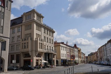 Hradec Kralove, Çek Cumhuriyeti - 22 Temmuz 2023 - Yazın ortasında Büyük Meydan manzarası                                  