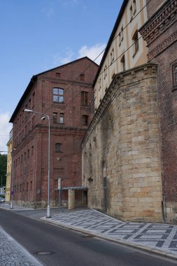 Hradec Kralove, Çek Cumhuriyeti - 22 Temmuz 2023 - Yazın ortasında eski Belediye Bira Fabrikası                                 