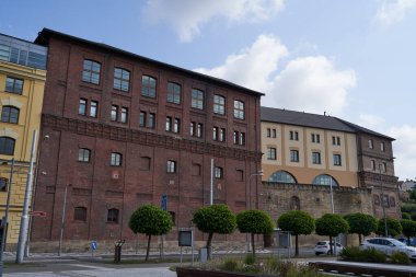  Hradec Kralove, Çek Cumhuriyeti - 22 Temmuz 2023 - Yazın ortasında eski Belediye Bira Fabrikası                                
