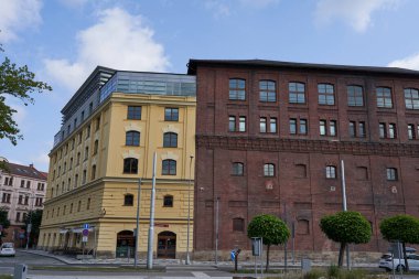  Hradec Kralove, Çek Cumhuriyeti - 22 Temmuz 2023 - Yazın ortasında eski Belediye Bira Fabrikası                                