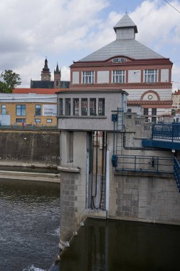  Hradec Kralove, Çek Cumhuriyeti - 22 Temmuz 2023 - Yaz ortasında hidroelektrik santrali ile Moravya Weir                                 