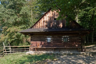 Roznov kapsülü Radhostem, Çek Cumhuriyeti - 28 Eylül 2023 - Eflak köyü - güneşli bir sonbahar gününde kırsal kesimde ahşap evler                               