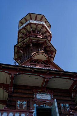 Roznov kapsülü Radhostem, Çek Cumhuriyeti - 28 Eylül 2023 - Güneşli bir sonbahar gününde Jurkovic Kulesi                               