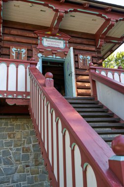  Roznov kapsülü Radhostem, Çek Cumhuriyeti - 28 Eylül 2023 - Güneşli bir sonbahar gününde Jurkovic Kulesi                              