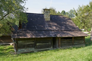  Roznov kapsülü Radhostem, Çek Cumhuriyeti - 28 Eylül 2023 - Eflak köyü - güneşli bir sonbahar gününde kırsal kesimde ahşap evler                              