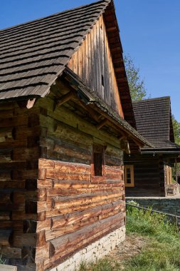 Roznov kapsülü Radhostem, Çek Cumhuriyeti - 28 Eylül 2023 - Eflak köyü - güneşli bir sonbahar gününde kırsal kesimde ahşap evler                               