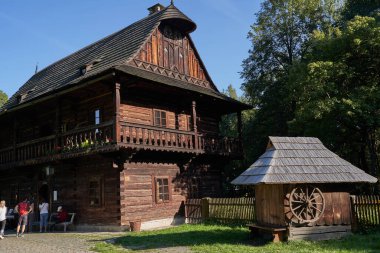 Roznov kapsülü Radhostem, Çek Cumhuriyeti - 28 Eylül 2023 - Güneşli bir sonbahar gününde açık hava müzesinde eski ahşap evler                                   