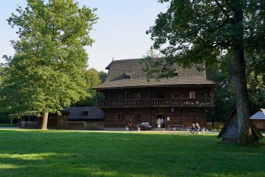  Roznov kapsülü Radhostem, Çek Cumhuriyeti - 28 Eylül 2023 - Güneşli bir sonbahar gününde açık hava müzesinde eski ahşap evler                                  