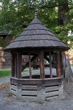 Roznov kapsülü Radhostem, Çek Cumhuriyeti - 28 Eylül 2023 - Güneşli bir sonbahar gününde açık hava müzesinde eski ahşap evler                                   