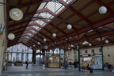  Prag, Çek Cumhuriyeti - 8 Eylül 2023 - Masaryk tren istasyonunun içi                              