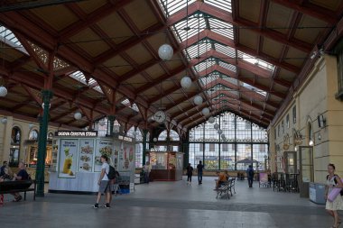 Prag, Çek Cumhuriyeti - 8 Eylül 2023 - Masaryk tren istasyonunun içi                               