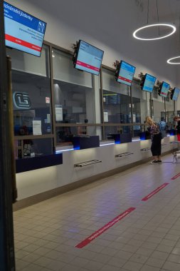 Prag, Çek Cumhuriyeti - 8 Eylül 2023 - Masaryk tren istasyonunun içi                               