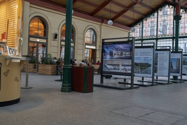 Prag, Çek Cumhuriyeti - 8 Eylül 2023 - Masaryk tren istasyonunun içi                               