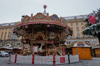Dresden, Almanya - 29 Kasım 2023 - Dresden Almanya Noel Pazarı 29 Kasım 2023 - Striezelmarkt                                