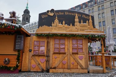 Dresden, Almanya - 29 Kasım 2023 - Dresden Almanya Noel Pazarı 29 Kasım 2023 - Striezelmarkt                                