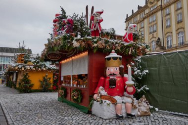 Dresden, Almanya - 29 Kasım 2023 - Dresden Almanya Noel Pazarı 29 Kasım 2023 - Striezelmarkt                                
