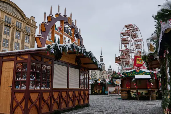 Dresden, Almanya - 29 Kasım 2023 - Dresden Almanya Noel Pazarı 29 Kasım 2023 - Striezelmarkt                                