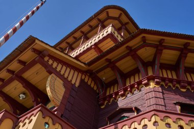 Pustevny, Çek Cumhuriyeti - 29 Eylül 2023 - geleneksel halk tarzında inşa edilmiş tipik ahşap binalar                               