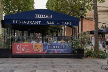 Paris, Fransa - 13 Temmuz 2023 - Champs-lyses Bulvarı                               