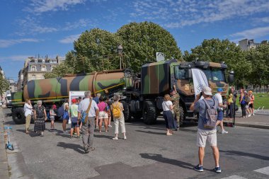 Paris, Fransa - 14 Temmuz 2023 - Şanzelize 'deki Bastille Günü askeri geçit töreninden sonra askeri teçhizat sergisi                                 