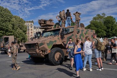 Paris, Fransa - 14 Temmuz 2023 - Şanzelize 'deki Bastille Günü askeri geçit töreninden sonra askeri teçhizat sergisi                               