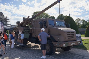  Paris, Fransa - 14 Temmuz 2023 - Şanzelize 'deki Bastille Günü askeri geçit töreninden sonra askeri teçhizat sergisi                                