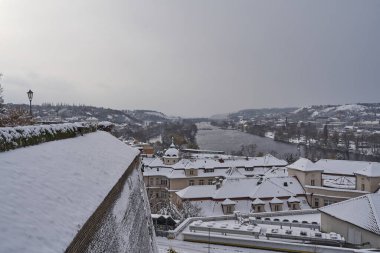 Prag, Çek Cumhuriyeti - 3 Aralık 2023 - Prag şehrinde kış. Prag 'daki karlı çatılara bak. Vysehrad 'dan görüntü                               