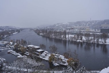 Prag, Çek Cumhuriyeti - 3 Aralık 2023 - Prag şehrinde kış. Prag 'daki karlı çatılara bak. Vysehrad 'dan görüntü                               