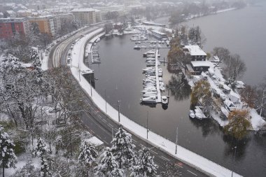 Prag, Çek Cumhuriyeti - 3 Aralık 2023 - Prag şehrinde kış. Prag 'daki karlı çatılara bak. Vysehrad 'dan görüntü                               