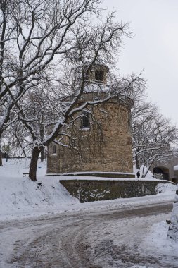  Prag, Çek Cumhuriyeti - 3 Aralık 2023 - Prag şehrinde kış. Eski St. Martin Rotunda Vysehrad 'da (Yukarı Kale) karlı bir öğleden sonra                                 