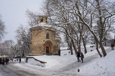 Prag, Çek Cumhuriyeti - 3 Aralık 2023 - Prag şehrinde kış. Eski St. Martin Rotunda Vysehrad 'da (Yukarı Kale) karlı bir öğleden sonra                               