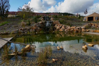 Luhacovice, Çek Cumhuriyeti - 28 Ekim 2023 - Güneşli bir sonbahar öğleden sonrasında Augustinian House Garden                               