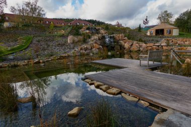 Luhacovice, Çek Cumhuriyeti - 28 Ekim 2023 - Güneşli bir sonbahar öğleden sonrasında Augustinian House Garden                               