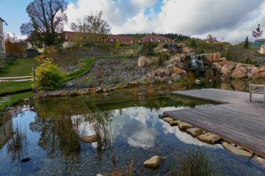 Luhacovice, Çek Cumhuriyeti - 28 Ekim 2023 - Güneşli bir sonbahar öğleden sonrasında Augustinian House Garden                               