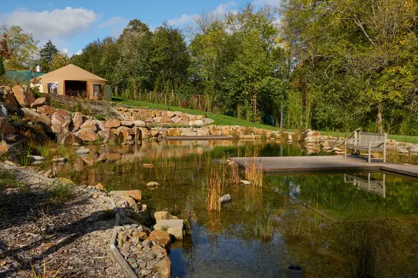 Luhacovice, Çek Cumhuriyeti - 28 Ekim 2023 - Güneşli bir sonbahar öğleden sonrasında Augustinian House Garden                               
