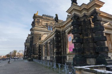  Dresden, Almanya - 29 Kasım 2023 - Dresden 'in eski şehir caddelerinde yarı bulutlu bir günde manzaralı bir kış manzarası                                    