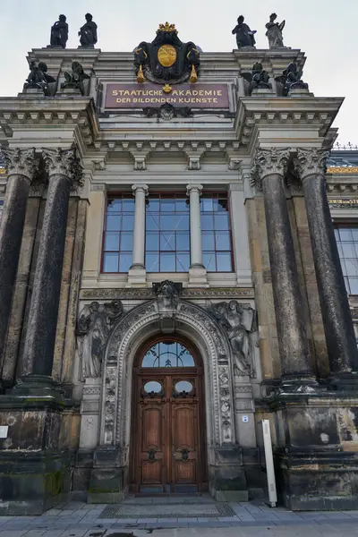  Dresden, Almanya - 29 Kasım 2023 - Dresden 'in eski şehir caddelerinde yarı bulutlu bir günde manzaralı bir kış manzarası                                    