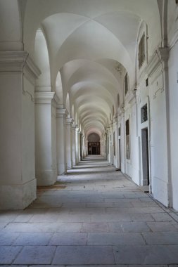 Prag, Çek Cumhuriyeti 17 Haziran 2023 - Savaş gazileri için Invalidovna Barok binasının uzun koridoru                               