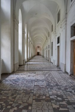 Prag, Çek Cumhuriyeti 17 Haziran 2023 - Savaş gazileri için Invalidovna Barok binasının uzun koridoru                               