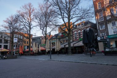 Enschede, Hollanda - 28 Ocak 2024 - Oude Markt - Bir kış sabahı Eski Pazar Meydanı                               